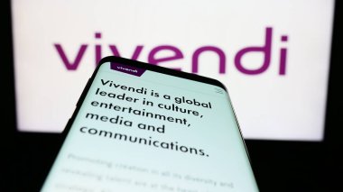 Stuttgart, Almanya - 04-04-2023: Fransız kitle iletişim kuruluşu Vivendi SE 'nin web sayfalı cep telefonu iş logosu önünde ekranda. Telefon ekranının sol üst kısmına odaklan.
