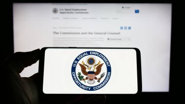 Stuttgart, Almanya - 04-04-2023: Eş İstihdam Fırsatı Komisyonu (EEOC) logosu olan cep telefonu web sayfası önünde ekranda. Telefon ekranına odaklan.