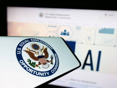 Stuttgart, Almanya - 04-04-2023: İnternet sitesi önünde Eş İstihdam Fırsatı Komisyonu (EEOC) logosuna sahip akıllı telefon. Telefon ekranının merkezine odaklan.