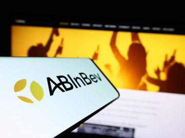 Stuttgart, Almanya - 04-04-2023: Web sitesinin önünde ekranda Anheuser-Busch InBev (AB InBev) adlı bira şirketinin logosu bulunan cep telefonu. Telefon ekranının merkez soluna odaklan.