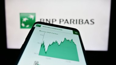 Stuttgart, Almanya - 04-04-2023: Fransız bankacılık şirketi BNP Paribas S.A. 'nın web sitesiyle birlikte cep telefonu iş logosu önünde ekranda. Telefon ekranının sol üst kısmına odaklan.
