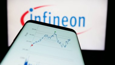 Stuttgart, Almanya - 04-16-2023: Yarı iletken firma Infineon Technologies 'in web sitesi bulunan cep telefonu logonun önünde ekranda. Telefon ekranının sol üst kısmına odaklan.