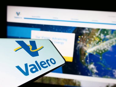 Stuttgart, Almanya - 04-16-2023: Web sitesinin önünde ekranda Amerikan petrol şirketi Valero Energy Corporation 'ın logosuna sahip akıllı telefon. Telefon ekranının merkezine odaklan.