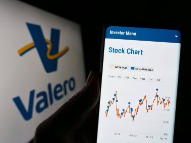 Stuttgart, Almanya - 04-16-2023: ABD 'li petrol şirketi Valero Energy Corporation' ın web sitesi ile cep telefonu tutan kişi logolu ekranda. Telefon ekranının merkezine odaklan.