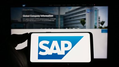 Stuttgart, Almanya - 04-16-2023: Alman yazılım şirketi SAP SE 'nin logosunu taşıyan kişi web sitesinin önünde ekranda. Telefon ekranına odaklan.