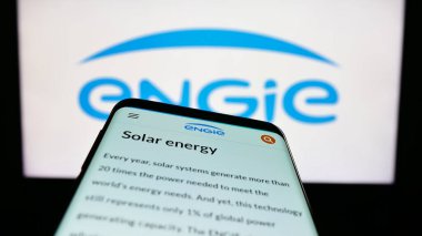 Stuttgart, Almanya - 04-16-2023: Fransız enerji şirketi Engie S.A. 'nın internet sayfalı cep telefonu iş logosu önünde ekranda. Telefon ekranının sol üst kısmına odaklan.