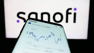 Stuttgart, Almanya - 04-16-2023: Fransız ilaç şirketi Sanofi S.A. 'nın web sitesi ile cep telefonu iş logosu önünde ekranda. Telefon ekranının sol üst kısmına odaklan.