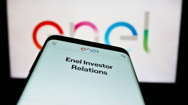 Stuttgart, Almanya - 04-16-2023: İtalyan kamu hizmetleri şirketi Enel S.P.A. 'nın web sitesi olan akıllı telefon iş logosu önünde ekranda. Telefon ekranının sol üst kısmına odaklan.