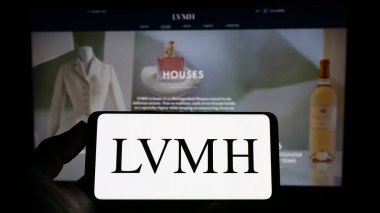 Stuttgart, Almanya - 04-16-2023: LVMH Moet Hennessy Louis Vuitton SE şirketinin logosuna sahip kişi web sitesinin önünde ekranda. Telefon ekranına odaklan.