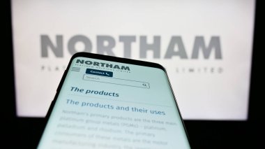 Stuttgart, Almanya - 04-19-2023: İş logosu önünde Northam Platinum Holding Limited şirketinin web sayfası bulunan cep telefonu. Telefon ekranının sol üst kısmına odaklan.