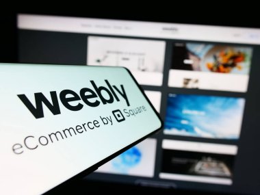 Stuttgart, Almanya - 04-19-2023: Weebly adlı web sunucu şirketinin logosuna sahip akıllı telefon iş sitesinin önünde ekranda. Telefon ekranının merkezine odaklan.