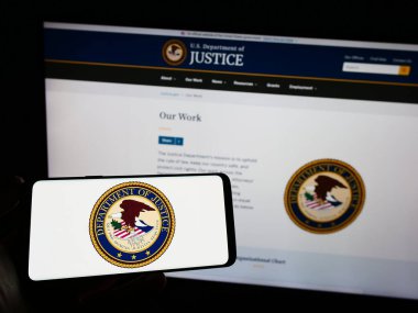 Stuttgart, Almanya - 04-19-2023: ABD Adalet Bakanlığı 'nın (Adalet Bakanlığı) mührünü taşıyan kişi web sitesi önünde ekranda. Telefon ekranına odaklan.