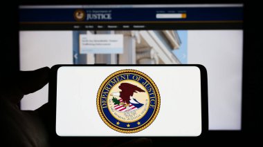 Stuttgart, Almanya - 04-19-2023: ABD Adalet Bakanlığı 'nın (Adalet Bakanlığı) mührünü taşıyan cep telefonu web sayfası önünde ekranda. Telefon ekranına odaklan.