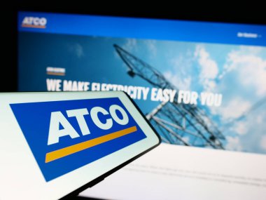 Stuttgart, Almanya - 04-19-2023: Kanadalı enerji şirketi ATCO Ltd. 'nin logosuna sahip akıllı telefon iş sitesinin önünde ekranda. Telefon ekranının merkez soluna odaklan.
