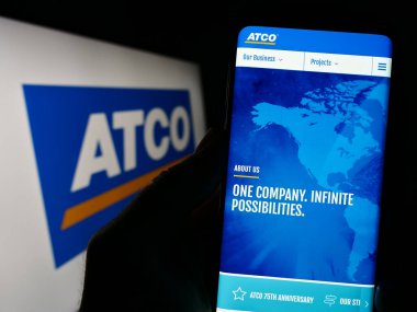 Stuttgart, Almanya - 04-19-2023: Kanadalı enerji şirketi ATCO Ltd. 'nin web sitesi olan cep telefonu logonun önünde ekranda. Telefon ekranının merkezine odaklan.