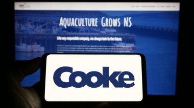 Stuttgart, Almanya - 04-19-2023: Kanadalı deniz ürünleri şirketi Cooke Aquaculture Inc. 'in logosu olan cep telefonu web sayfasının önünde. Telefon ekranına odaklan.