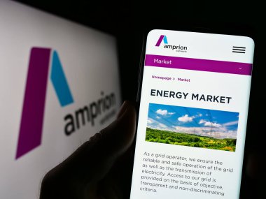 Stuttgart, Almanya - 04-20-2023: Alman TSO şirketi Amprion GmbH 'nin internet sayfası olan cep telefonu sahibi iş logosu önünde ekranda. Telefon ekranının merkezine odaklan.