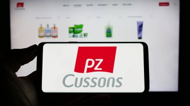 Stuttgart, Almanya - 04-20-2023: İngiliz tüketici malları şirketi PZ Cussons plc 'nin logosunun bulunduğu cep telefonu web sayfası önünde ekranda. Telefon ekranına odaklan.