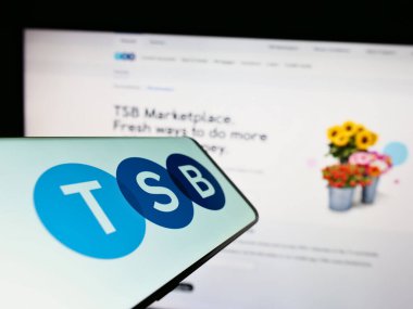Stuttgart, Almanya - 04-20-2023: İngiliz finans şirketi TSB Bank plc 'nin logosuna sahip akıllı telefon iş sitesinin önünde ekranda. Telefon ekranının merkezine odaklan.