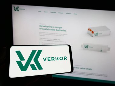 Stuttgart, Almanya - 04-20-2023: Fransız batarya şirketi Verkor SA 'nın logosuyla cep telefonu sahibi kişi iş sayfasının önünde ekranda. Telefon ekranına odaklan.