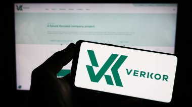 Stuttgart, Almanya - 04-20-2023: Fransız batarya şirketi Verkor S.A. 'nın logosuyla cep telefonu tutan kişi iş sayfasının önünde ekranda. Telefon ekranına odaklan.