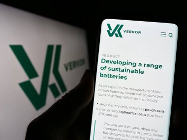 Stuttgart, Almanya - 04-20-2023: Fransız batarya şirketi Verkor SA 'nın web sayfası olan cep telefonu sahibi iş logosu önünde ekranda. Telefon ekranının merkezine odaklan.