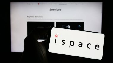 Stuttgart, Almanya - 04-21-2023: Japon havacılık şirketinin logosunun bulunduğu cep telefonu sahibi kişi iş sayfasının önünde ekranda. Telefon ekranına odaklan.