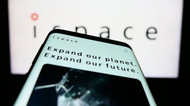 Stuttgart, Almanya - 04-21-2023: Japon havacılık şirketinin web sitesi ile cep telefonu şirketi logosu önünde ekranda. Telefon ekranının sol üst kısmına odaklan.