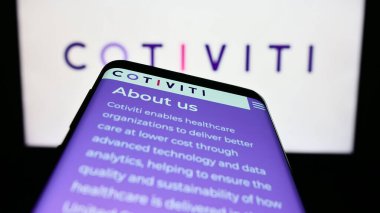 Stuttgart, Almanya - 04-21-2023: İş logosu önünde ABD 'li sağlık analitik şirketi Cotiviti Inc.' in web sitesine sahip akıllı telefon. Telefon ekranının sol üst kısmına odaklan.