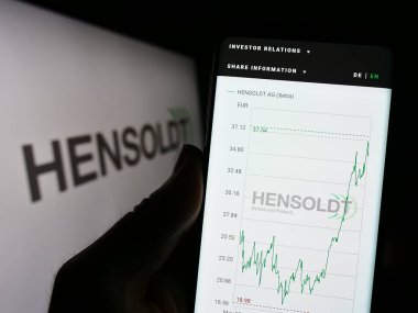 Stuttgart, Almanya - 04-21-2023: Alman savunma şirketi Hensoldt AG 'nin web sayfası olan cep telefonu logosu önünde ekranda. Telefon ekranının merkezine odaklan.
