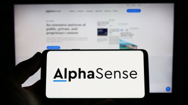 Stuttgart, Almanya - 04-21-2023: İnternet sitesinin önünde ekranda ABD 'li pazar istihbarat şirketi Alphasense Inc.' in logosuna sahip akıllı telefonu tutan kişi. Telefon ekranına odaklan.