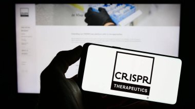 Stuttgart, Almanya - 04-21-2023: Biyoteknoloji şirketi CRISPR Therapeutics AG 'nin logosunun bulunduğu cep telefonu web sayfası önünde ekranda. Telefon ekranına odaklan.