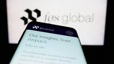 Stuttgart, Almanya - 04-23-2023: ABD 'li halkla ilişkiler şirketi FGS Global Inc.' in web sitesiyle birlikte cep telefonu iş logosu önünde ekranda. Telefon ekranının sol üst kısmına odaklan.