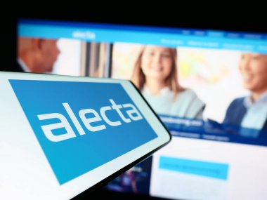 Stuttgart, Almanya - 04-23-2023: İsveç emeklilik fonu logosu olan akıllı telefon şirket web sitesinin önünde ekranda. Telefon ekranının merkez soluna odaklan.