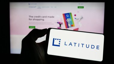 Stuttgart, Almanya - 04-23-2023: Avustralyalı finans şirketi Enlem Grubu 'nun logosuyla cep telefonu sahibi kişi iş sayfasının önünde ekranda. Telefon ekranına odaklan.