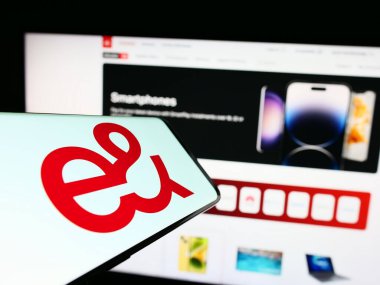 Stuttgart, Almanya - 04-23-2023: İnternet sitesi önünde üzerinde Emirates Telekomünikasyon Grubu (etisalat) logosu bulunan cep telefonu. Telefon ekranının merkez sağına odaklan.