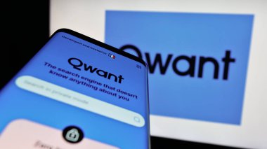 Stuttgart, Almanya - 04-23-2023: Fransız arama motoru şirketi Qwant SAS 'ın web sayfalı akıllı telefon iş logosu önünde ekranda. Telefon ekranının sol üst kısmına odaklan.