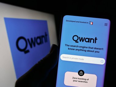 Stuttgart, Almanya - 04-23-2023: Fransız arama motoru şirketi Qwant SAS 'ın web sitesi olan cep telefonu logonun önünde ekranda. Telefon ekranının merkezine odaklan.