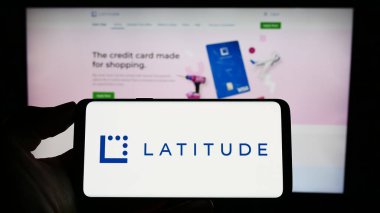 Stuttgart, Almanya - 04-23-2023: Avustralyalı finans şirketi Enlem Grubu logosunun bulunduğu cep telefonu web sayfası önünde ekranda. Telefon ekranına odaklan.