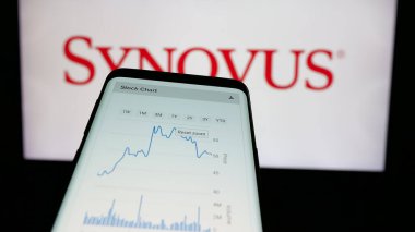 Stuttgart, Almanya - 01-09-2025: ABD 'li bankacılık şirketi Synovus Financial Corp' un web siteli akıllı telefon iş logosu önünde ekranda. Telefon ekranının sol üst kısmına odaklan.