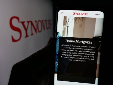 Stuttgart, Almanya - 01-09-2025: ABD 'li bankacılık şirketi Synovus Financial Corp' un web sayfası olan cep telefonu logosu önünde ekranda. Telefon ekranının merkezine odaklan.