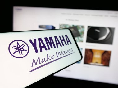Stuttgart, Almanya - 01-09-2025: Japon ses donanım şirketi Yamaha Corporation 'ın logosu olan cep telefonu iş dünyasının web sitesinin önünde ekranda. Telefon ekranının soluna odaklan.