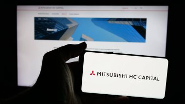 Stuttgart, Almanya - 01-09-2025: Japon Mitsubishi HC Capital Inc. şirketinin logosunun bulunduğu cep telefonu web sayfası önünde ekranda. Telefon ekranına odaklan.