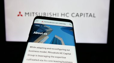 Stuttgart, Almanya - 01-09-2025: Japon şirketi Mitsubishi HC Capital Inc. 'nin web sitesi ile akıllı telefon iş logosu önünde ekranda. Telefon ekranının sol üst kısmına odaklan.