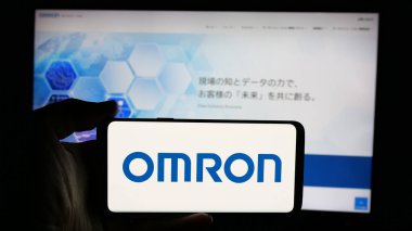Stuttgart, Almanya - 01-09-2025: Japon elektronik şirketi Omron Corporation 'ın logosunun bulunduğu cep telefonu web sayfası önünde ekranda. Telefon ekranına odaklan.