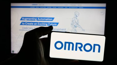 Stuttgart, Almanya - 01-09-2025: Japon elektronik şirketi Omron Corporation 'ın logosunun bulunduğu cep telefonu web sayfası önünde ekranda. Telefon ekranına odaklan.