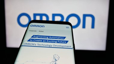 Stuttgart, Almanya - 01-09-2025: Japon elektronik şirketi Omron Corporation 'ın web sitesi ile cep telefonu iş logosu önünde ekranda. Telefon ekranının sol üst kısmına odaklan.