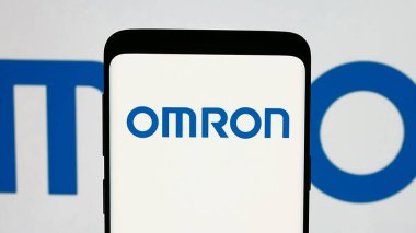 Stuttgart, Almanya - 01-09-2025: Japon elektronik şirketi Omron Corporation 'ın logosunu içeren cep telefonu ekranda. Telefon ekranına odaklan.