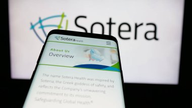 Stuttgart, Almanya - 01-09-2025: ABD 'li sağlık şirketi Sotera Health Company' nin web sitesine sahip akıllı telefon logonun önünde ekranda. Telefon ekranının sol üst kısmına odaklan.