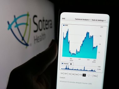 Stuttgart, Almanya - 01-09-2025: ABD 'li sağlık şirketi Sotera Health Company' nin web sayfası olan cep telefonu logosu önünde ekranda. Telefon ekranının merkezine odaklan.